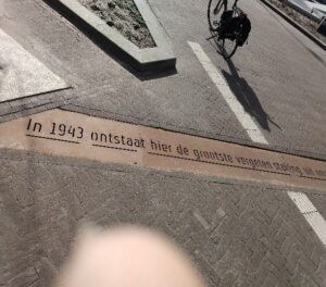 Een geplande Storkroute in Hengelo zal van start gaan op het Industrieplein bij het in 2019 onthulde gedenkteken