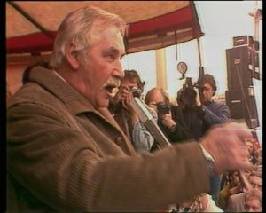 Jaap van de Scheur spreekt stakende ambtenaren toe