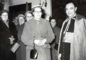 Miet van Puijenbroek in 1957 met achter haar het bestuur van de KAV