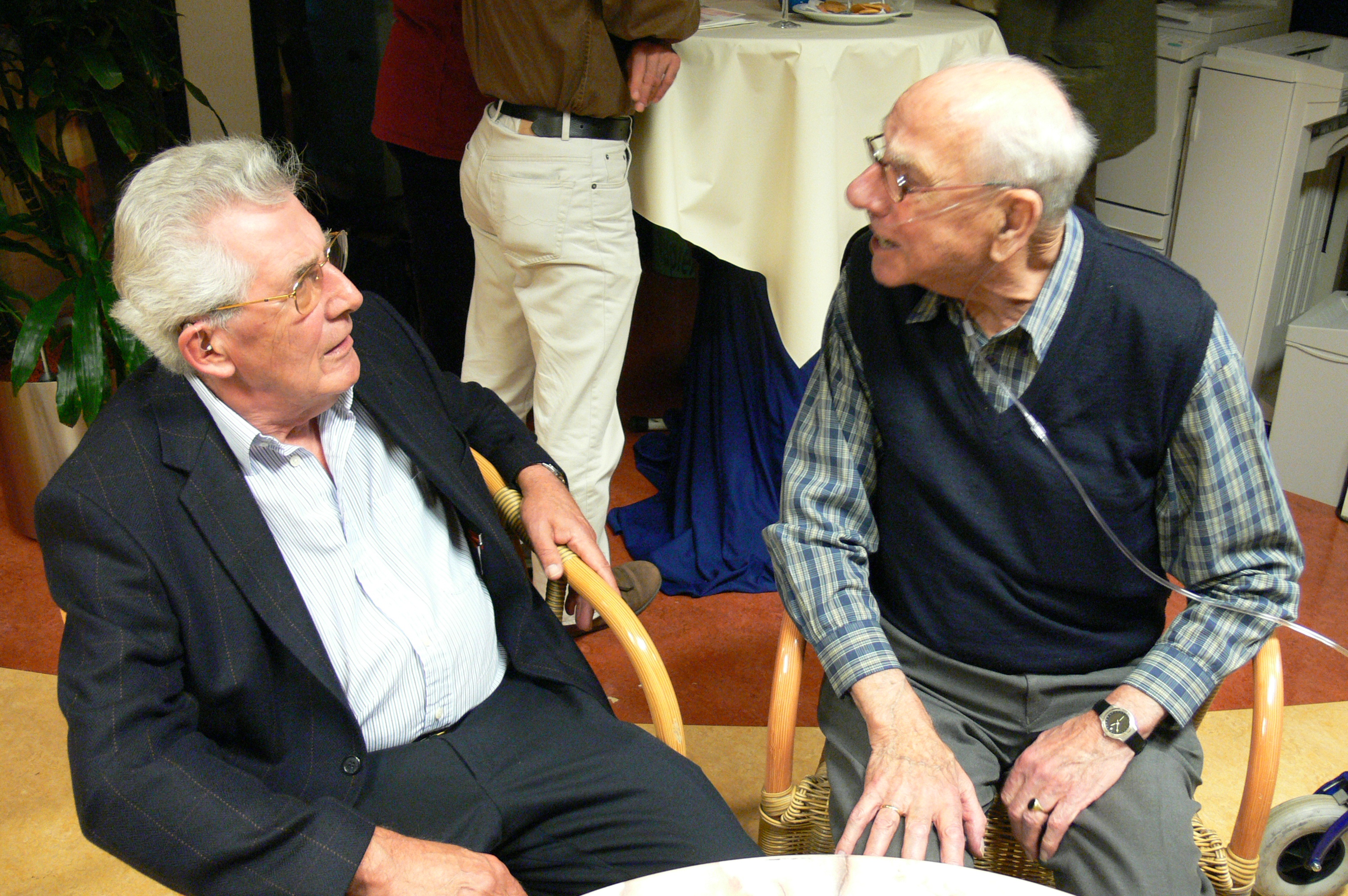 Wim Rotermundt (rechts) in gesprek met Jaap van der Linden tijdens de viering van het 25-jarig bestaan